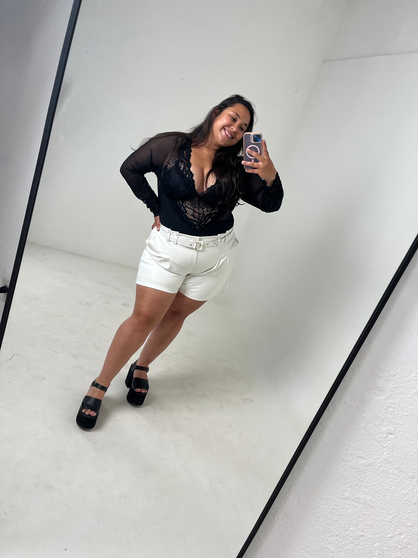 Body encaje negro + short de cuerina